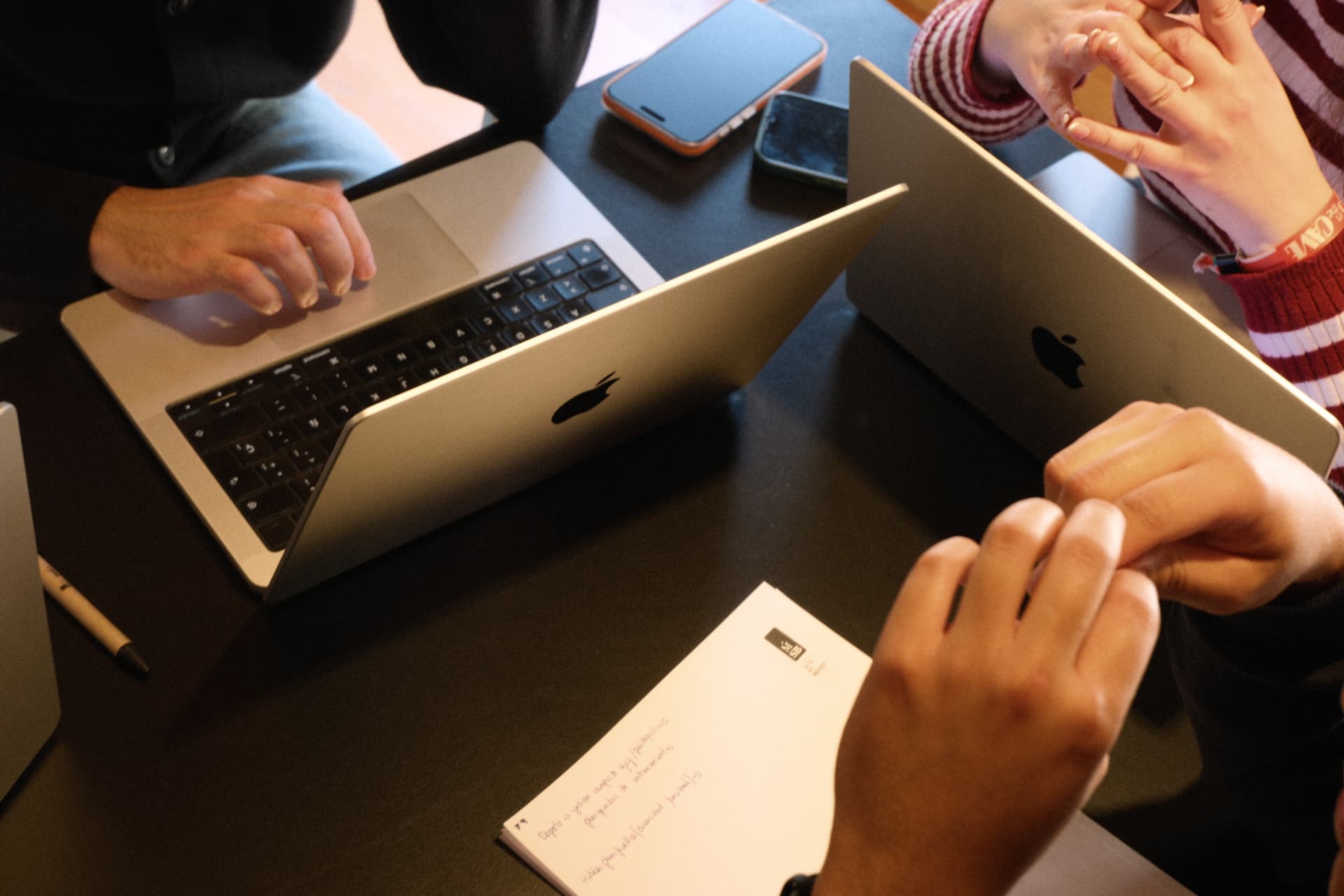 Portátiles y notas sobre la mesa